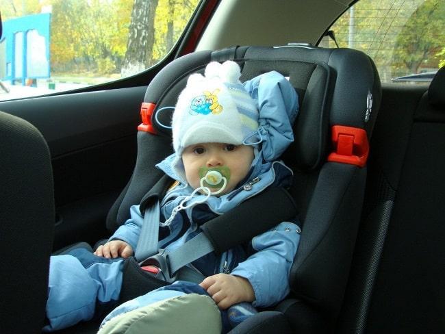 Рис 1. Дети до 7 лет могут передвигаться на автомобиле только в автокресле