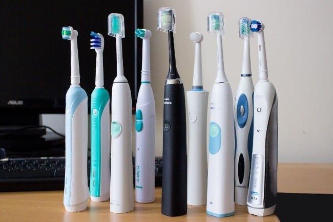 Как выбрать в магазине правильно электрическую зубную щетку: оценка Роскачества лучшей и худшей электрической зубной щетки