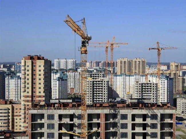 Сколько в России строят жилья в год