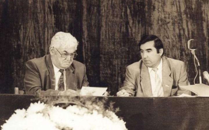 Фото: с Рахмоном Набиевым. Историческая XVI сессия Верховного Совета Таджикистана, 16 ноября 1992 г.