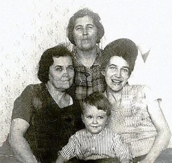 маленький Дмитрий с мамой, бабушкой и тетей
