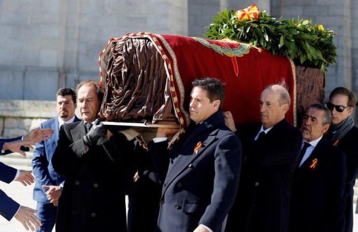 Фото: перезахоронение Франсиско Франко: родственники диктатора выносят его гроб из базилики Валье-де-лос-Кайдос в Сан-Лоренцо-де-Эскориал, Испания, 24 октября 2019 г. Источник: POOL/ REUTERS