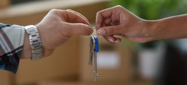 Подарить или завещать квартиру: что выгоднее для владельца и преемника