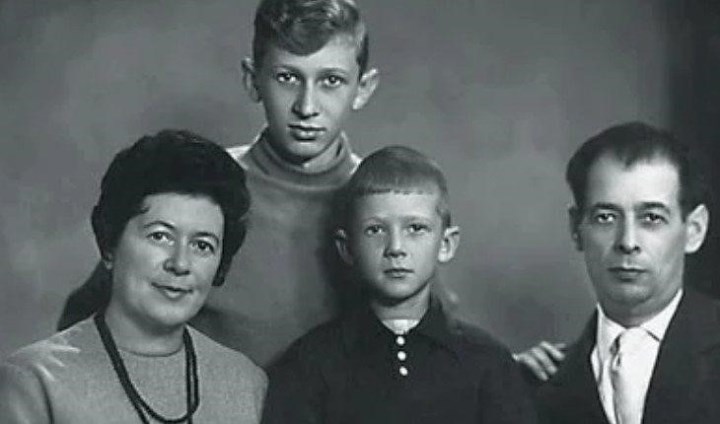 с родителями и старшим братом, 1963 г.