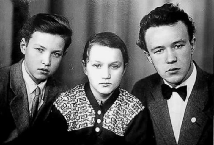 слева направо Владимир, сестра Елена, брат Николай